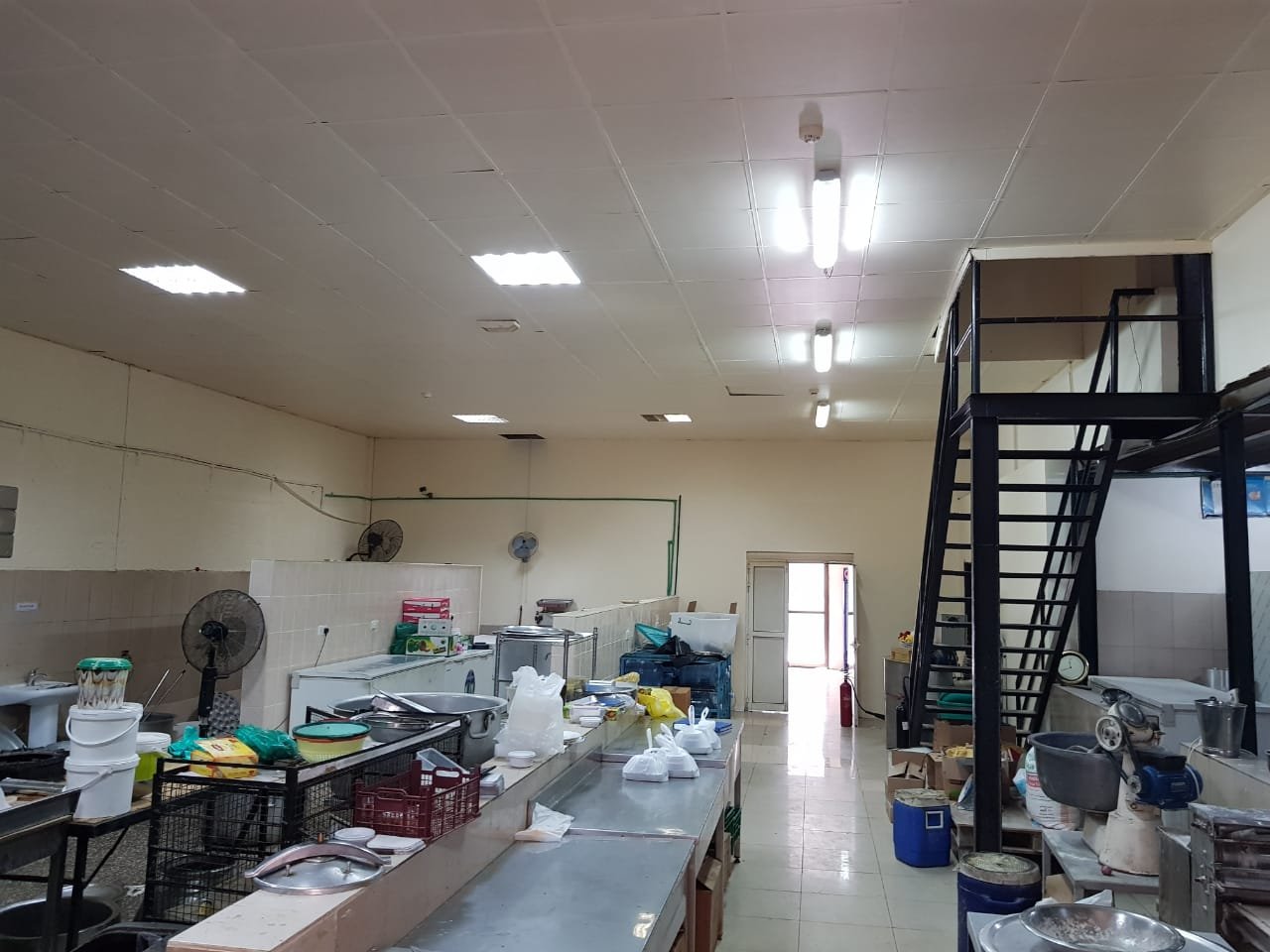 FOR SALE – FULLY FITTED COMMERCIAL CENTRAL KITCHEN | AL QUOZ 4 | READY TO OPERATE – VERY LOW RENT !